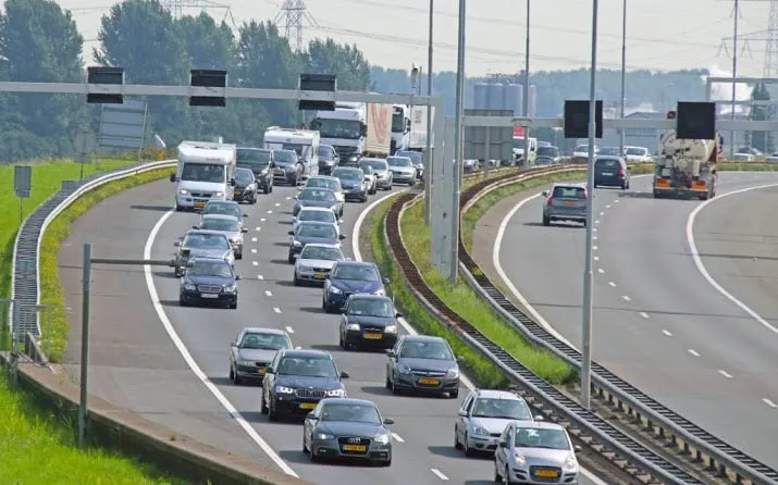 drukte op snelwegen door start zomervakantie