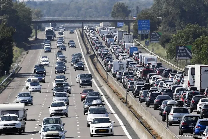 drukte op wegen door vakantie en franse feestdag 14 juli