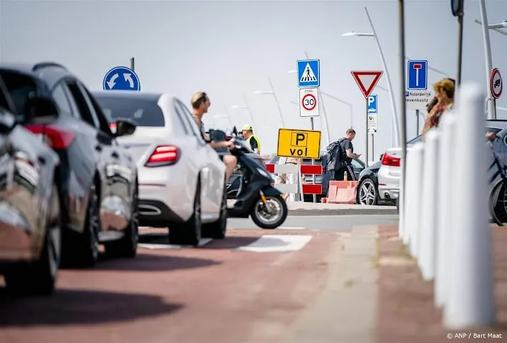 drukte op wegen naar de kust parkeerlocaties raken vol