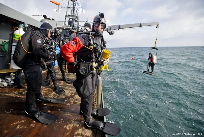 duikteams halen 5700 kilo afval van scheepswrakken in noordzee
