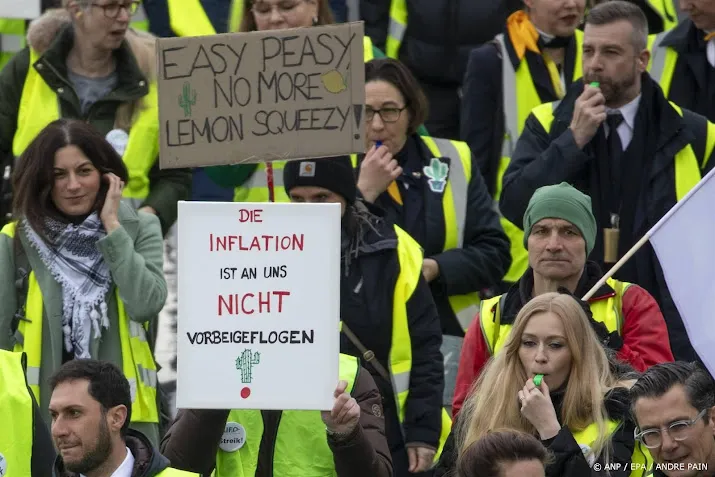 duitse luchthavenbeveiligers leggen ook vrijdag het werk neer