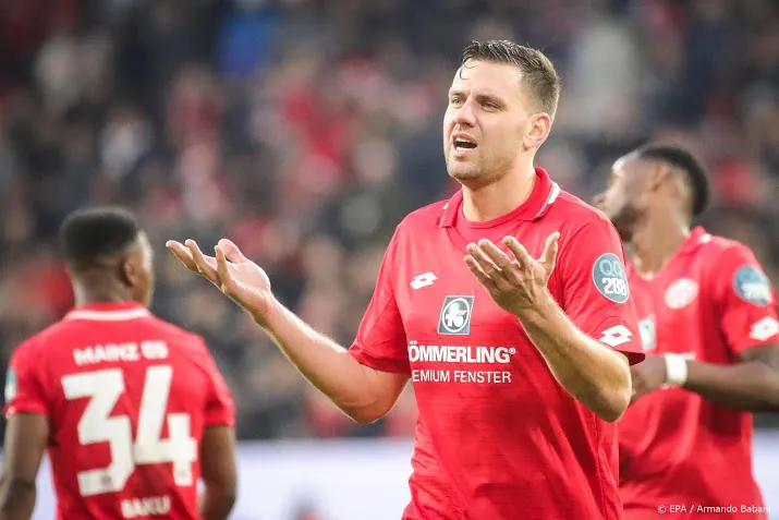 duitse voetbalclub mainz haalt verbannen aanvaller terug
