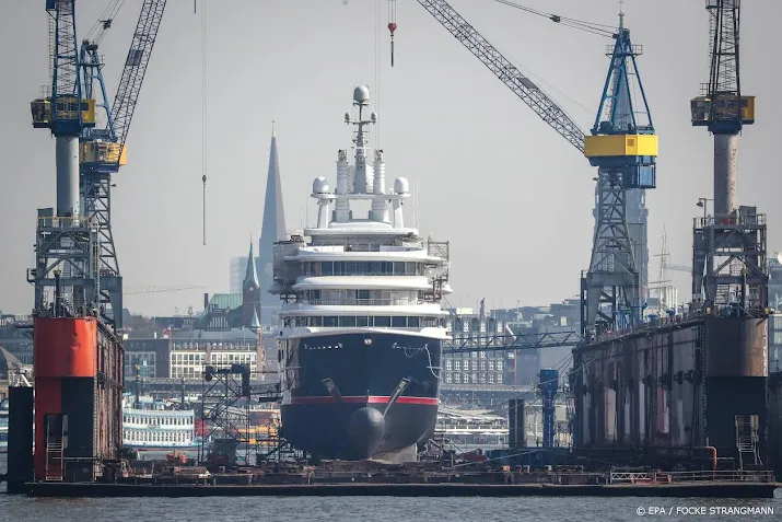 duitsland legt weer megajacht van rijke rus aan ketting