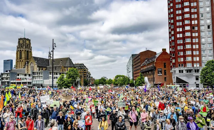 duizenden betogers lopen mee met klimaatmars door rotterdam