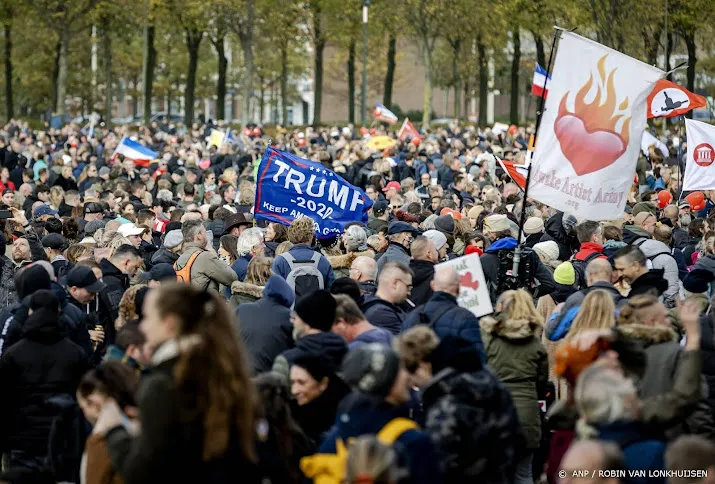 duizenden betogers tegen coronabeleid beginnen aan mars den haag