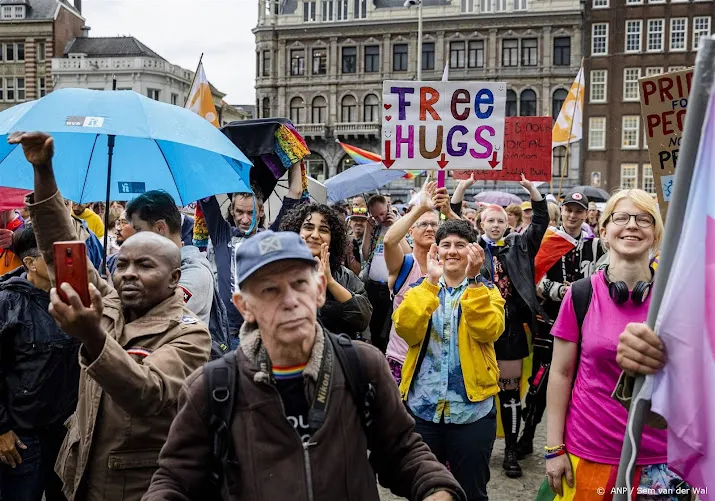 duizenden deelnemers lopen mee met pride walk in amsterdam