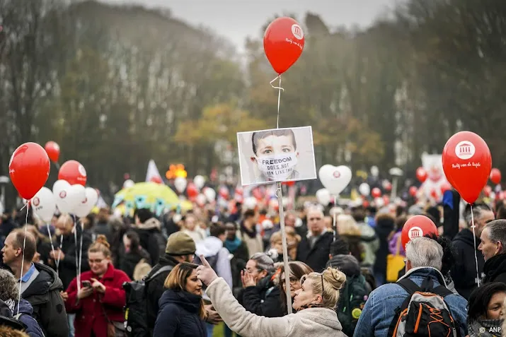 duizenden demonstranten bij mars tegen coronaregels in utrecht