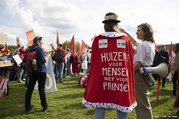 duizenden demonstranten woonprotest trekken naar dam