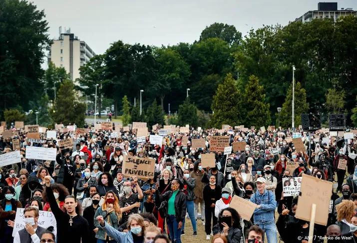 duizenden demonstreren tegen racisme in amsterdam