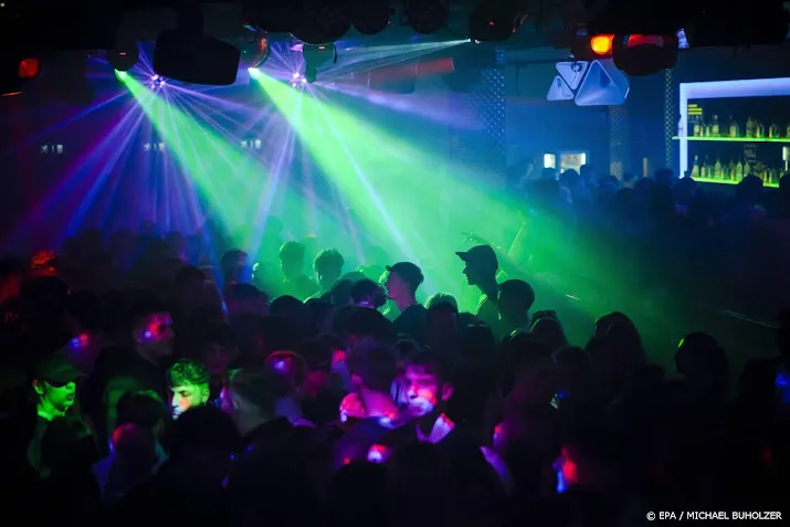 duizenden drommen samen op de griend in maastricht voor feestje
