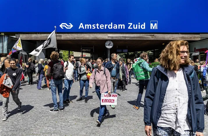 duizenden klimaatbetogers lopen rondje over zuidas