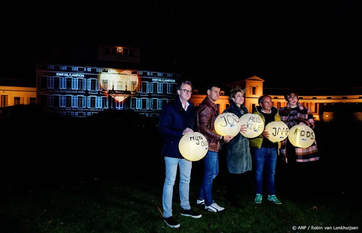 duizenden lampionnen verlicht in paleistuin