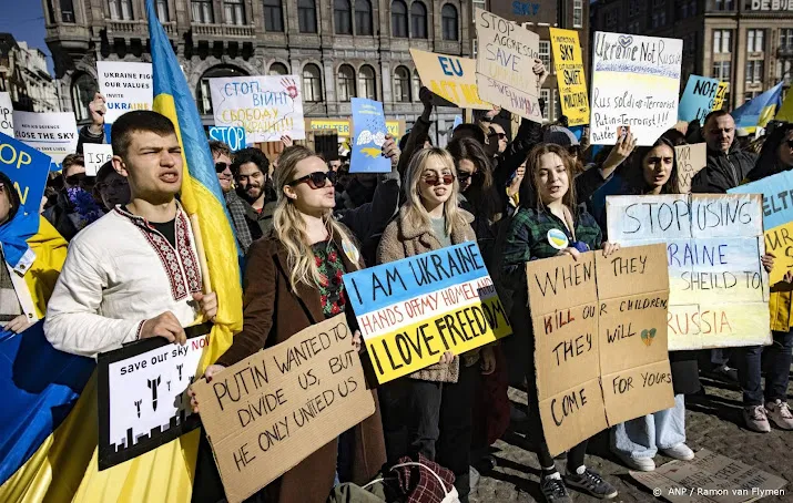 duizenden mensen betuigen op dam solidariteit met oekraine