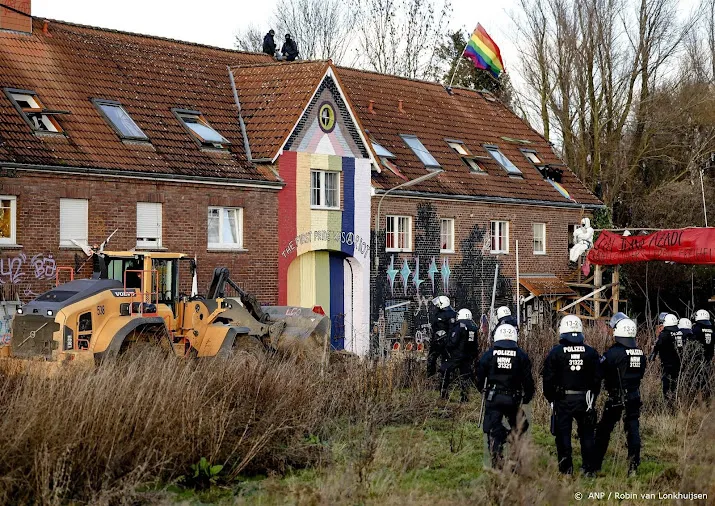 duizenden mensen bij lutzerath voor demonstratie tegen ontruiming