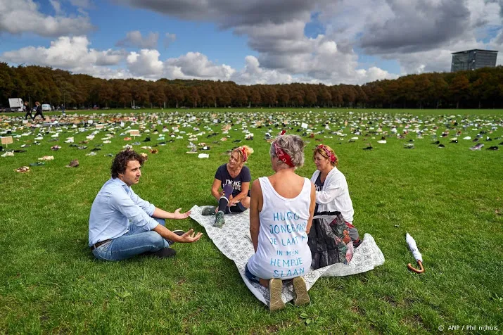 duizenden mensen kijken mee met de actie meer dan applaus