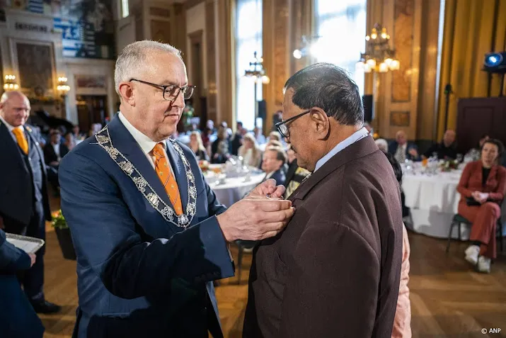 duizenden mensen ontvangen lintje van koning