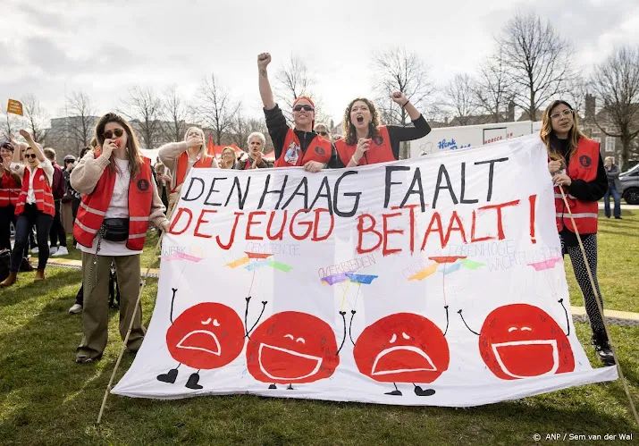 duizenden mensen op malieveld voor demonstratie over jeugdzorg