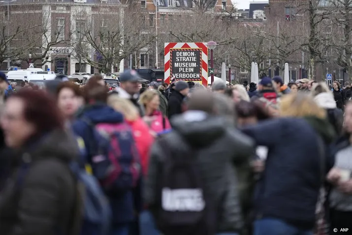 duizenden mensen op museumplein politie roept op te vertrekken