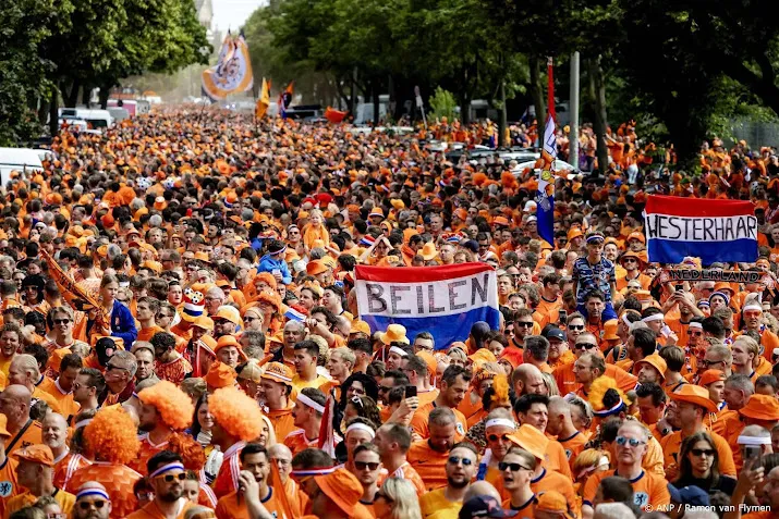duizenden oranjefans lopen mars door hamburg