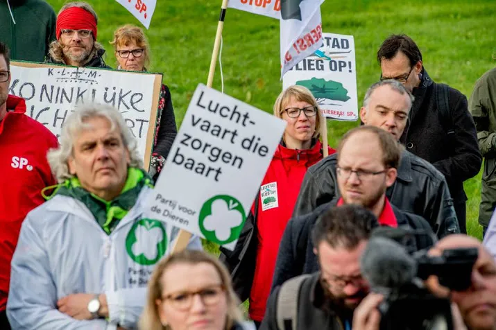 duizenden protesteren tegen groei luchtvaart
