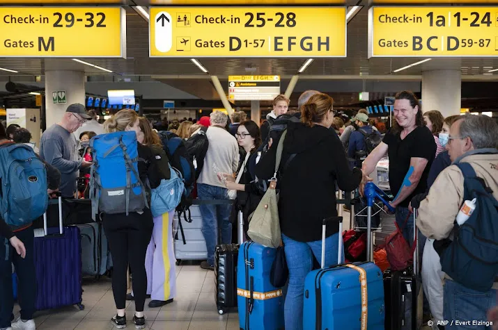 duizenden schadeclaims van reizigers om chaos op schiphol