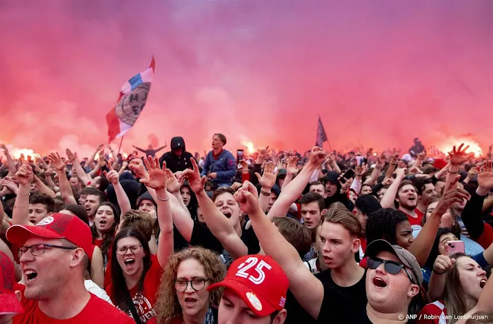 duizenden supporters juichen psv toe op stadhuisplein