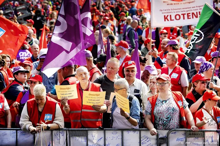 duizenden werknemers met beperking protesteren voor hoger loon
