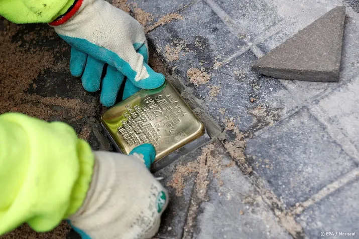 duizendste stolperstein in amsterdam gelegd