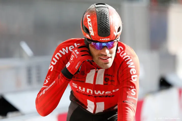 dumoulin laat fotos maken van kapotte knie