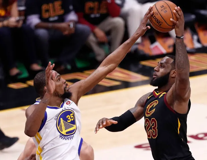 durant leidt warriors naar 3 0 in finale nba