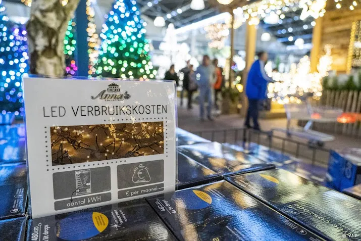 dure energie leidt tot donkere kerst of kerstboom vol ledlampjes