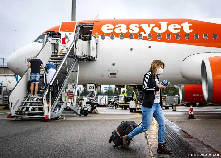 easyjet snijdt in vliegschema om onzekerheid rond reisadviezen