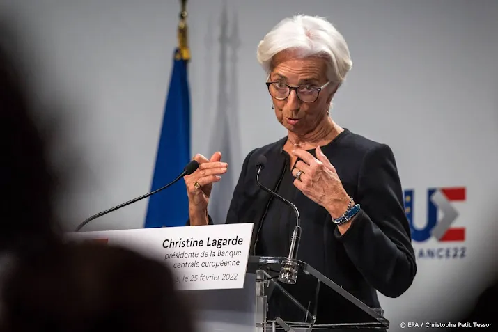 ecb somberder over economische groei door oekraine oorlog