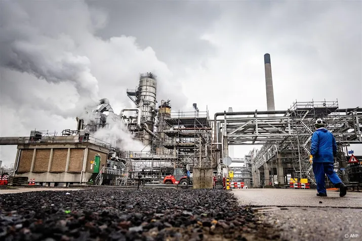 een aanhouding bij actie extinction rebellion bij shell pernis