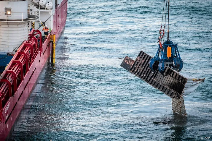 een jaar na de containerramp nog 800 000 kilo afval in zee
