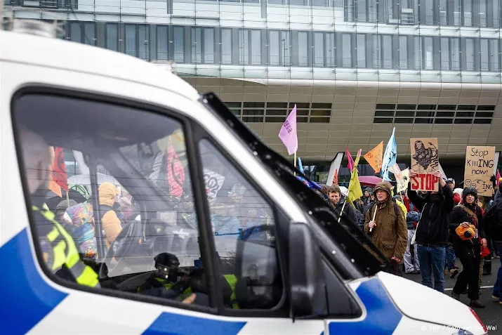 een klimaatactivist a10 nacht vastgehouden op politiebureau