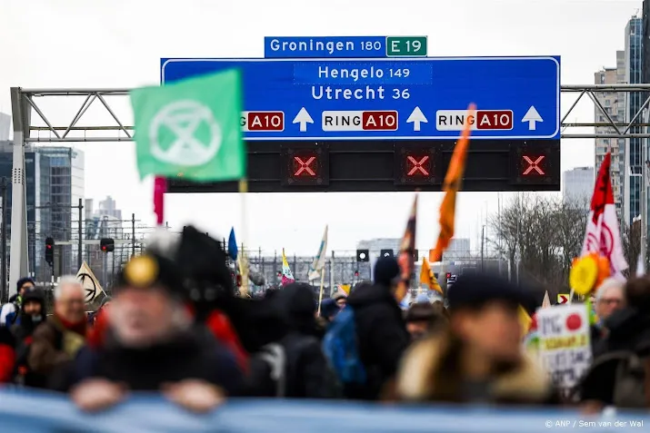 een rijbaan blijft bij demonstratie op a10 open voor ambulances