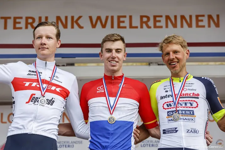 eenkhoorn pakt nederlandse wielertitel op de weg