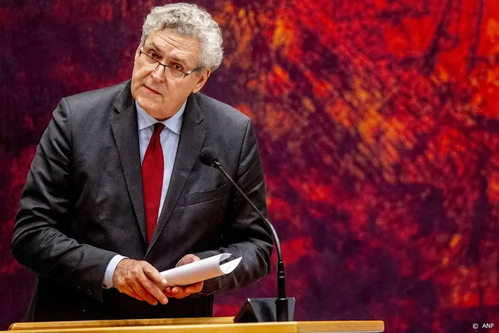 eenpitters krol en van kooten arissen verdwijnen uit kamer