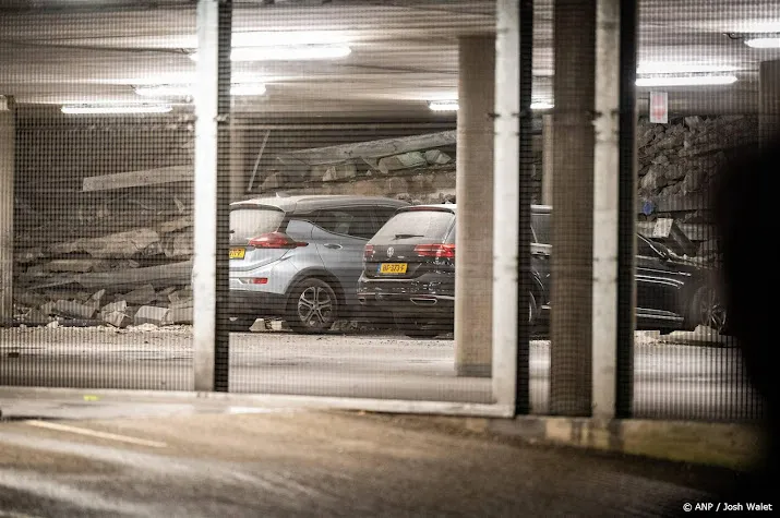eerste 15 autos uit ingestorte parkeergarage nieuwegein gehaald