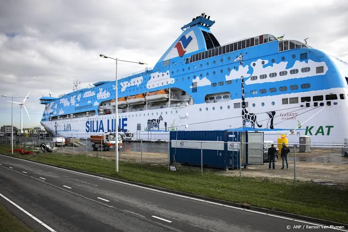 eerste asielzoekers dinsdag op cruiseschip in amsterdam