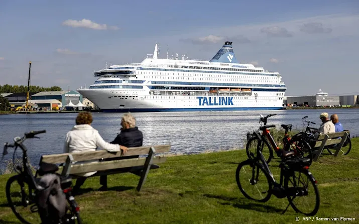 eerste asielzoekers komen naar cruiseschip in velsen noord
