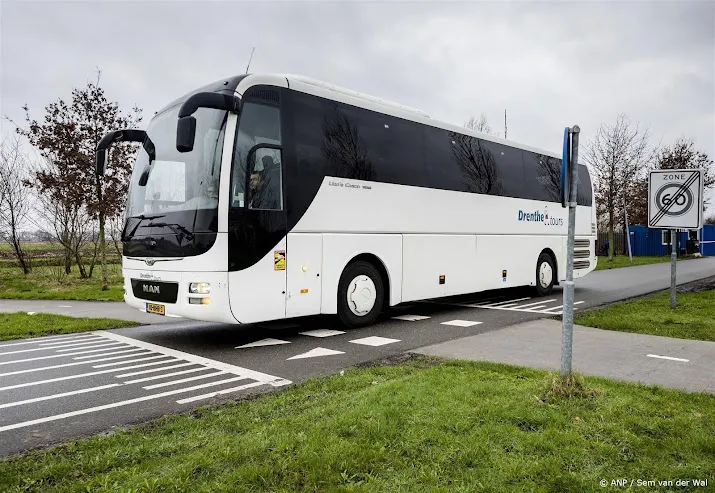 eerste asielzoekers uit ter apel in biddinghuizen aangekomen