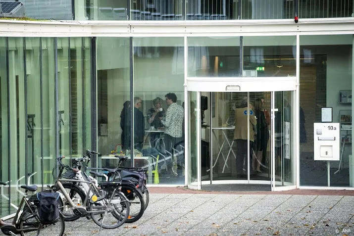 eerste bezoekers binnen bij bijeenkomst gemeentehuis terschelling