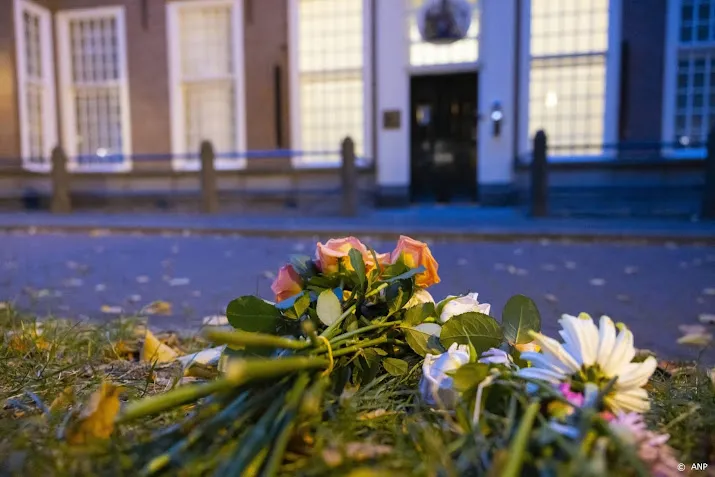 eerste bloemen worden gelegd bij britse ambassade in den haag