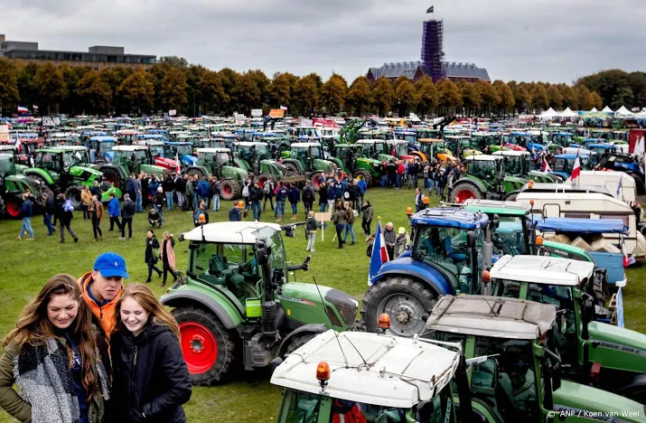 eerste boeren verlaten den haag