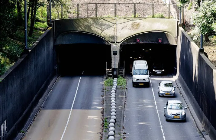 eerste buis maastunnel gerenoveerd