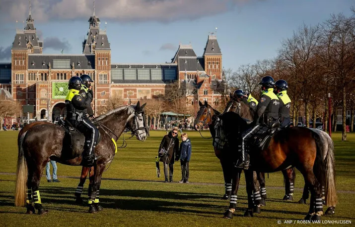eerste demonstranten dienen zich aan op museumplein
