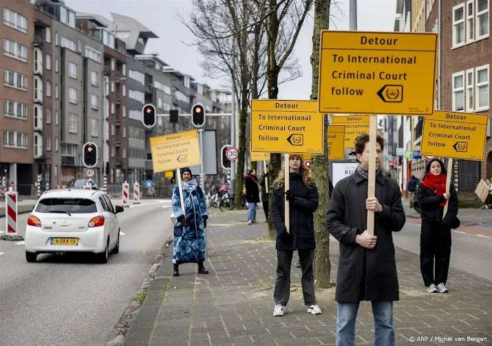 eerste demonstranten verzamelen zich op waterlooplein amsterdam