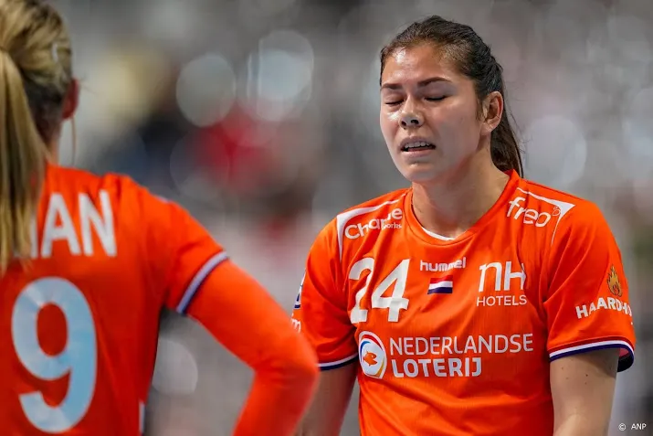eerste duel handbalsters dag uitgesteld na positieve test servie